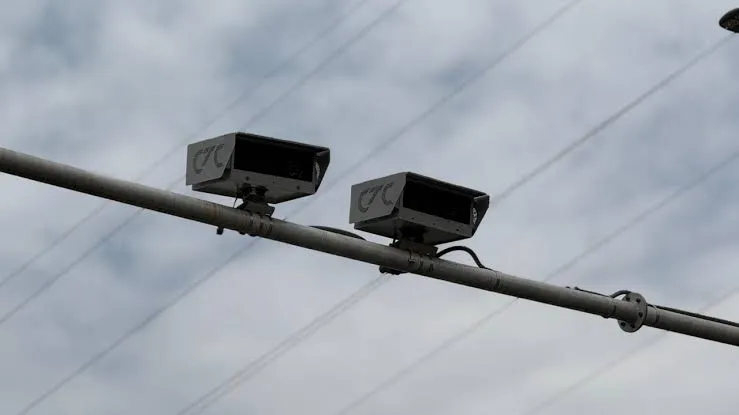 Cámaras de fotodetección instaladas sobre una vía urbana