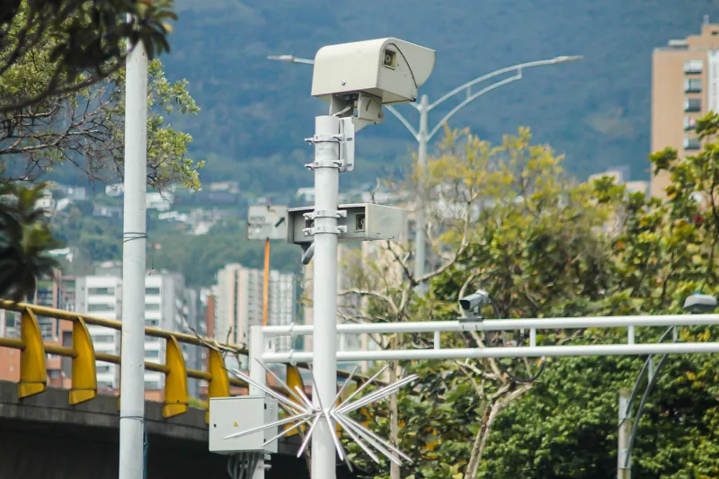 Cámara de fotodetección instalada en una vía de Medellín