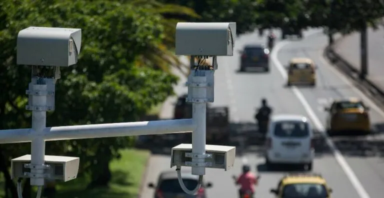 Cámaras de fotodetección junto a una vía urbana de Medellín