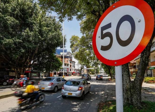 Señal de límite de velocidad de 50 kilómetros por hora en una vía urbana